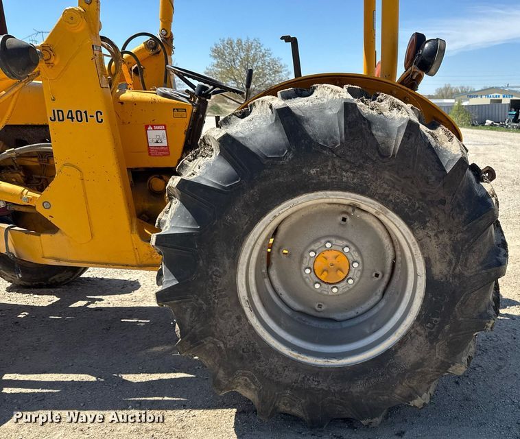 image for item DV2535 1977 John Deere 401 C tractor