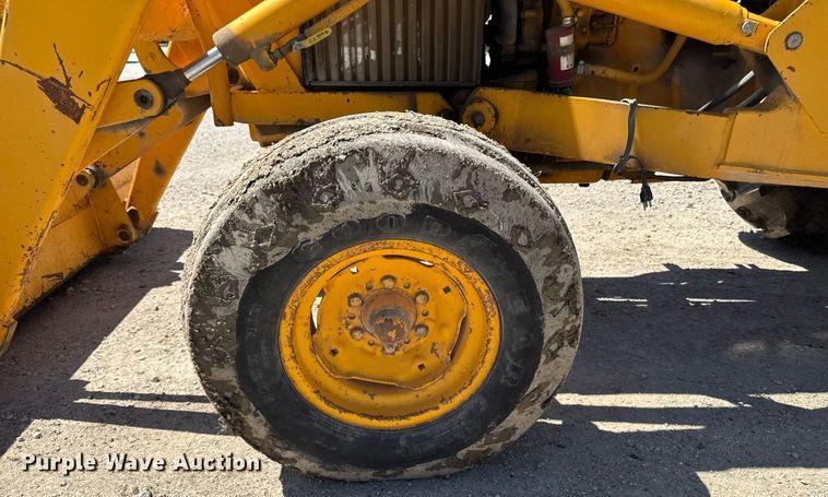 image for item DV2535 1977 John Deere 401 C tractor