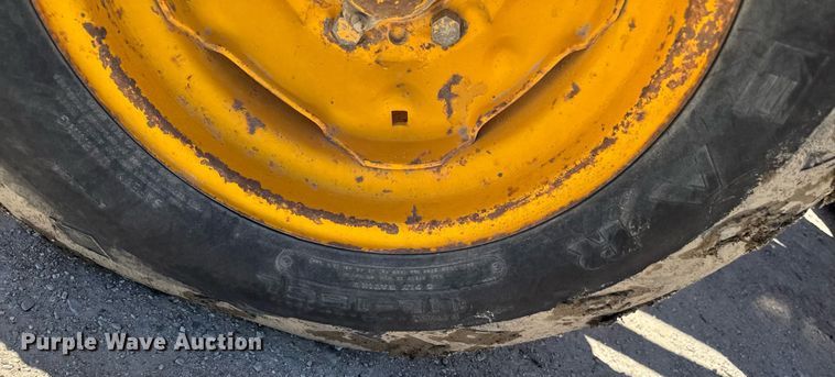 image for item DV2535 1977 John Deere 401 C tractor