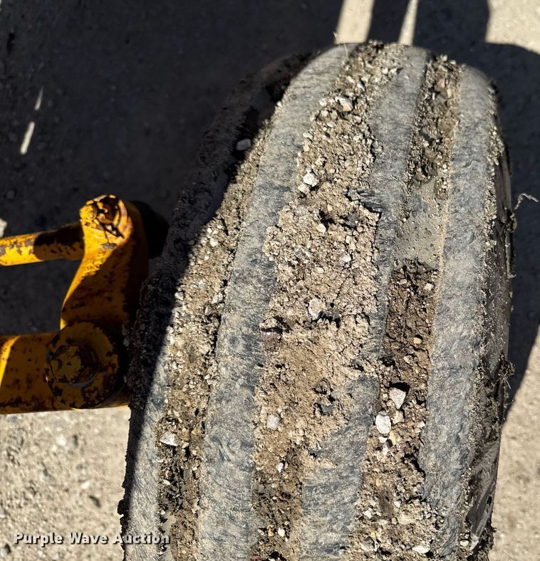 image for item DV2535 1977 John Deere 401 C tractor