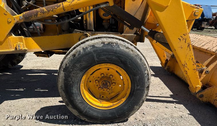 image for item DV2535 1977 John Deere 401 C tractor