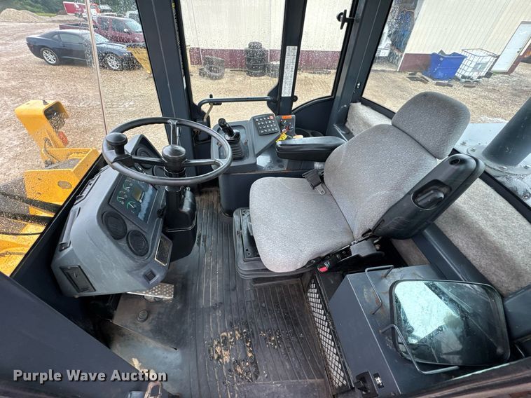 image for item DV4179 2005 John Deere 444J wheel loader