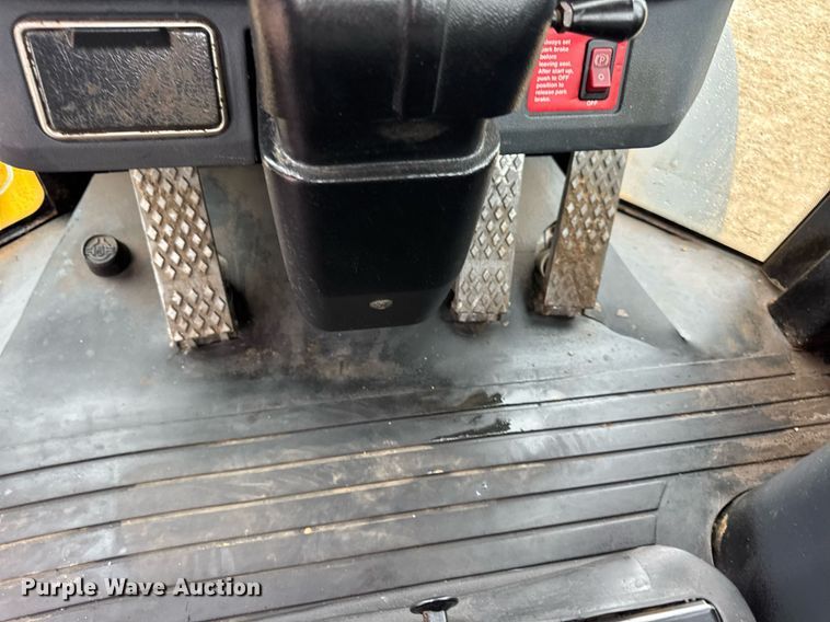 image for item DV4179 2005 John Deere 444J wheel loader