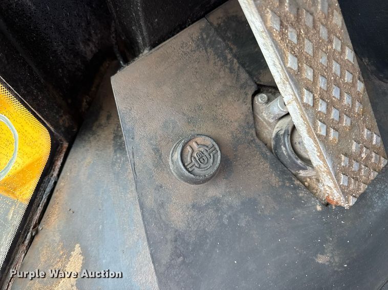 image for item DV4179 2005 John Deere 444J wheel loader