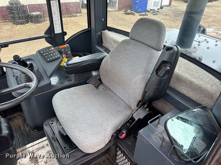 image for item DV4179 2005 John Deere 444J wheel loader