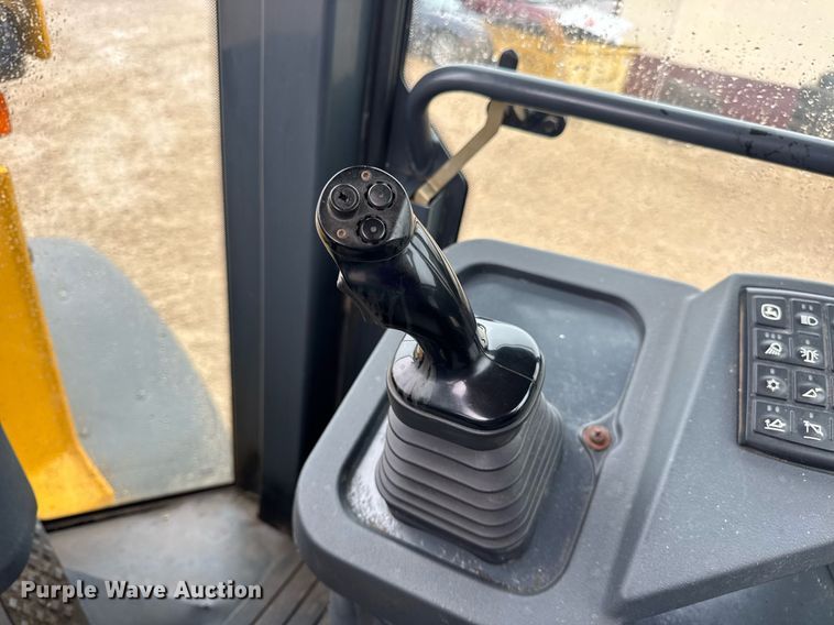 image for item DV4179 2005 John Deere 444J wheel loader