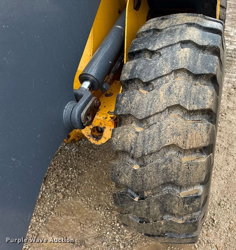 image for item DV4179 2005 John Deere 444J wheel loader