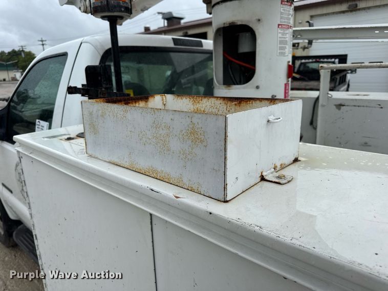 image for item DV4204 2002 Ford F550 Super Duty XL bucket truck