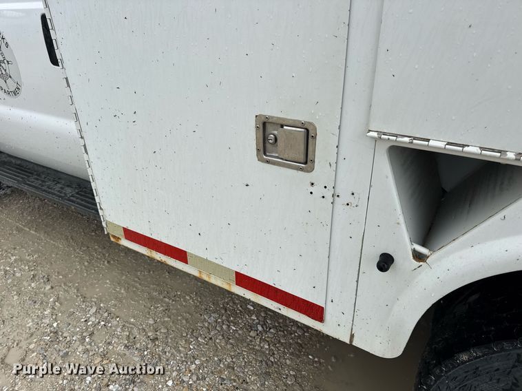 image for item DV4204 2002 Ford F550 Super Duty XL bucket truck