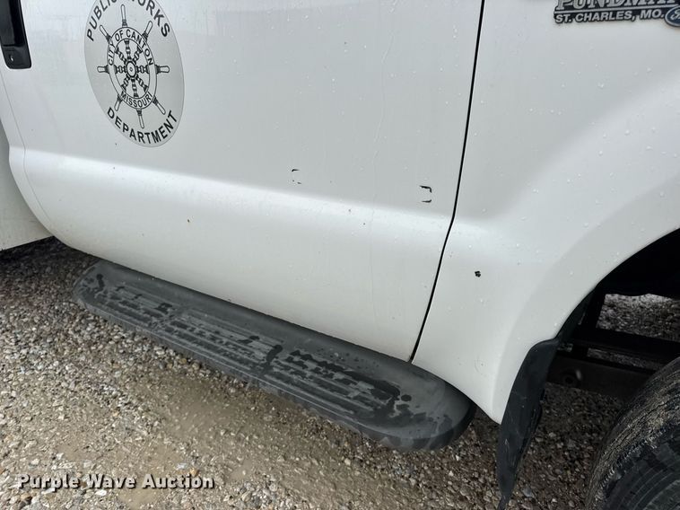 image for item DV4204 2002 Ford F550 Super Duty XL bucket truck