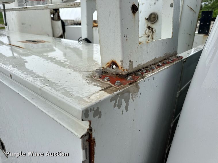 image for item DV4204 2002 Ford F550 Super Duty XL bucket truck