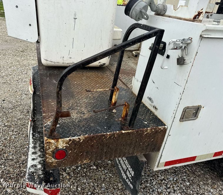 image for item DV4204 2002 Ford F550 Super Duty XL bucket truck