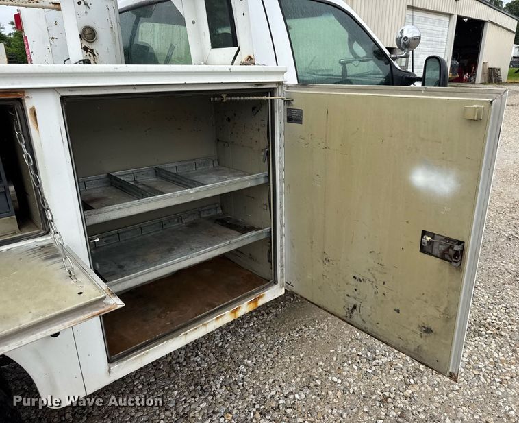 image for item DV4204 2002 Ford F550 Super Duty XL bucket truck