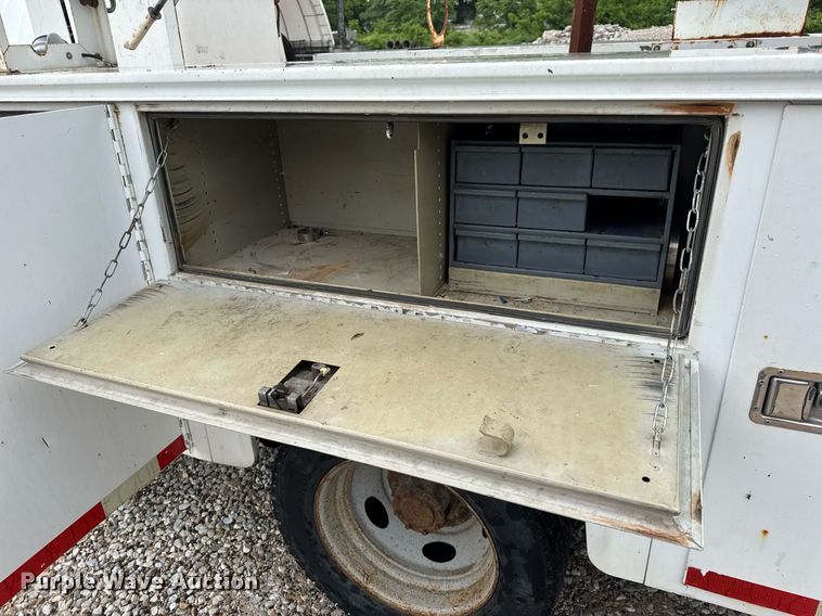 image for item DV4204 2002 Ford F550 Super Duty XL bucket truck