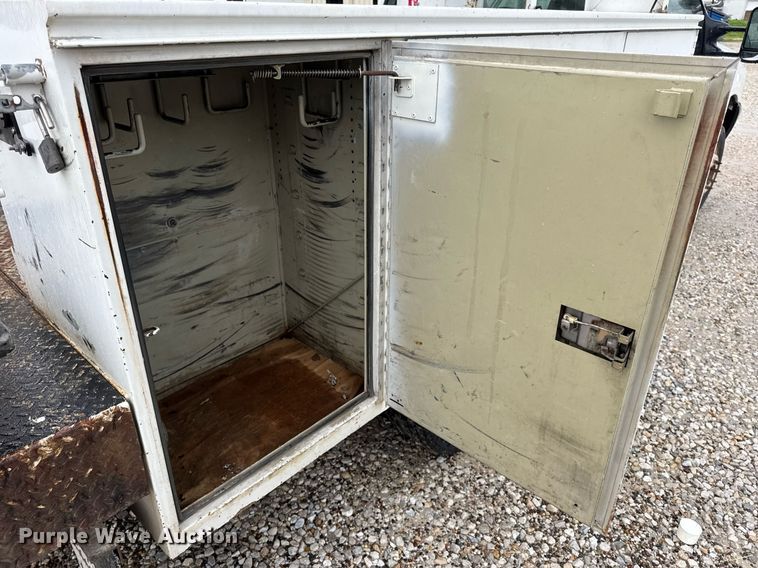 image for item DV4204 2002 Ford F550 Super Duty XL bucket truck