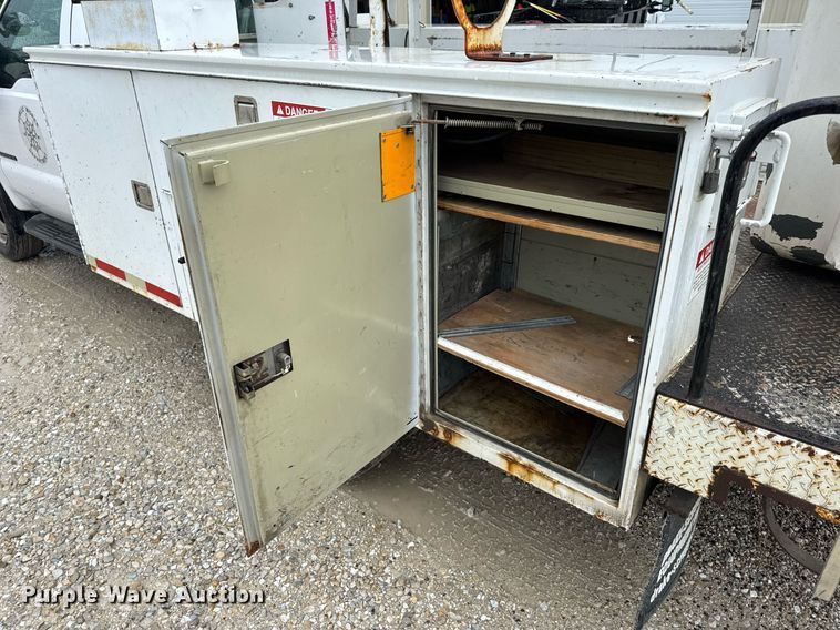 image for item DV4204 2002 Ford F550 Super Duty XL bucket truck