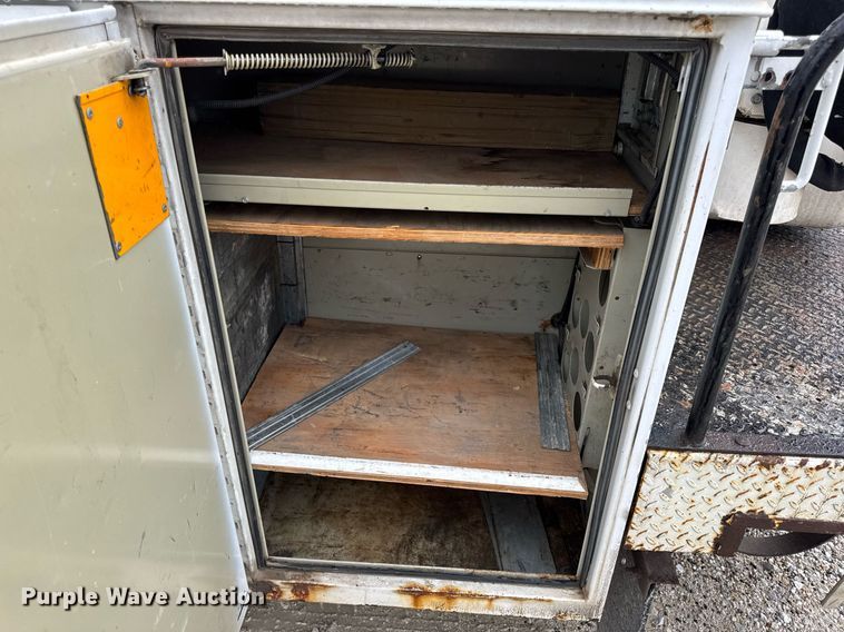 image for item DV4204 2002 Ford F550 Super Duty XL bucket truck