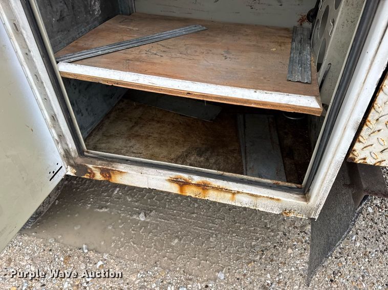 image for item DV4204 2002 Ford F550 Super Duty XL bucket truck