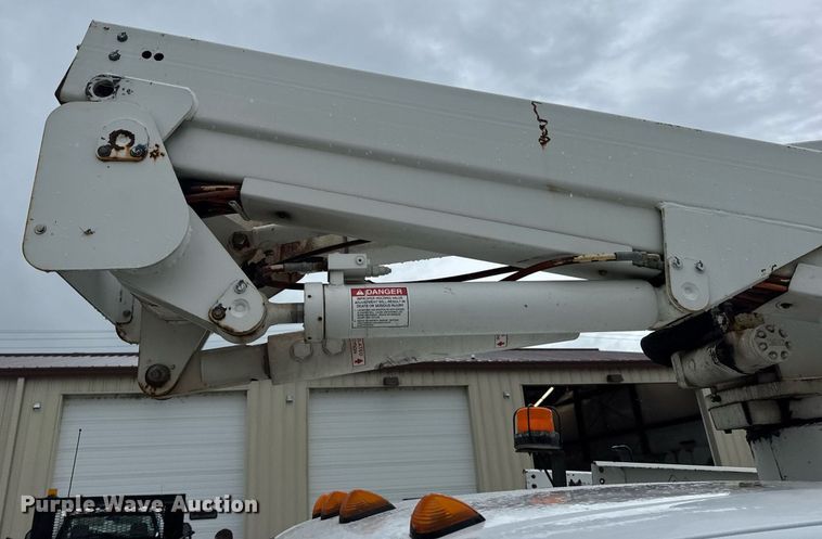 image for item DV4204 2002 Ford F550 Super Duty XL bucket truck
