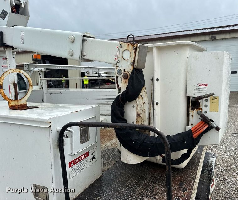 image for item DV4204 2002 Ford F550 Super Duty XL bucket truck