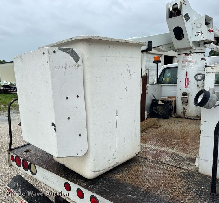 image for item DV4204 2002 Ford F550 Super Duty XL bucket truck