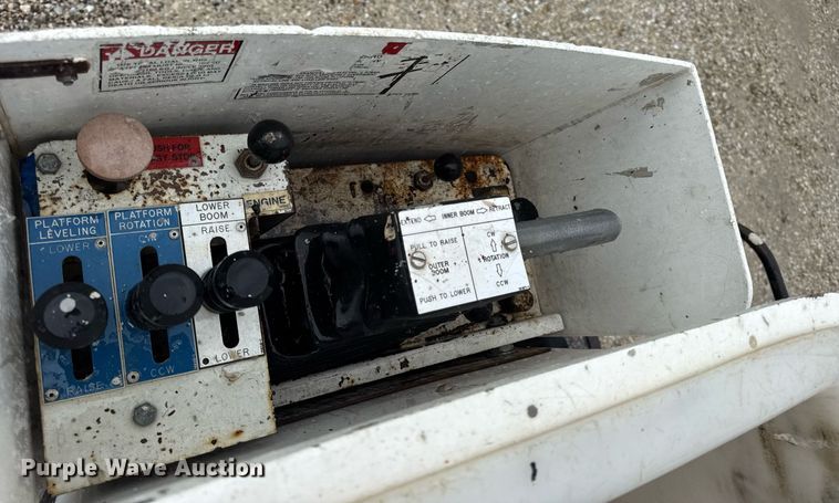 image for item DV4204 2002 Ford F550 Super Duty XL bucket truck