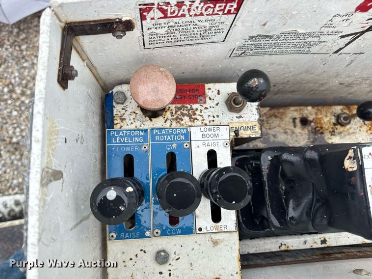 image for item DV4204 2002 Ford F550 Super Duty XL bucket truck