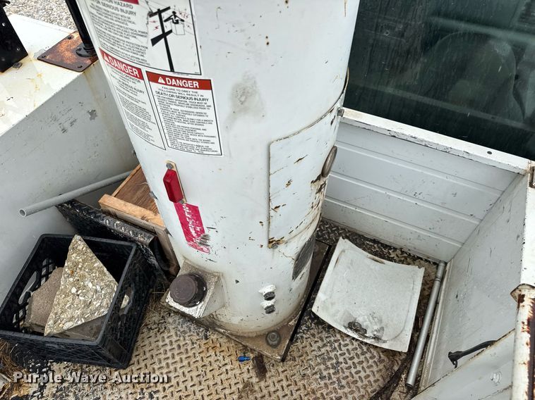 image for item DV4204 2002 Ford F550 Super Duty XL bucket truck