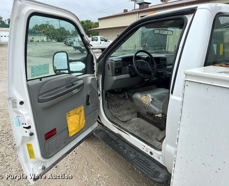 image for item DV4204 2002 Ford F550 Super Duty XL bucket truck