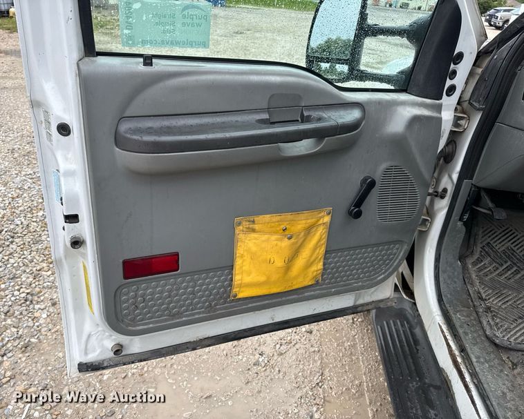 image for item DV4204 2002 Ford F550 Super Duty XL bucket truck