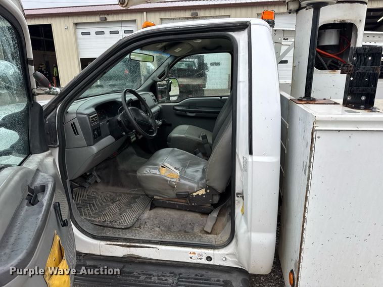 image for item DV4204 2002 Ford F550 Super Duty XL bucket truck