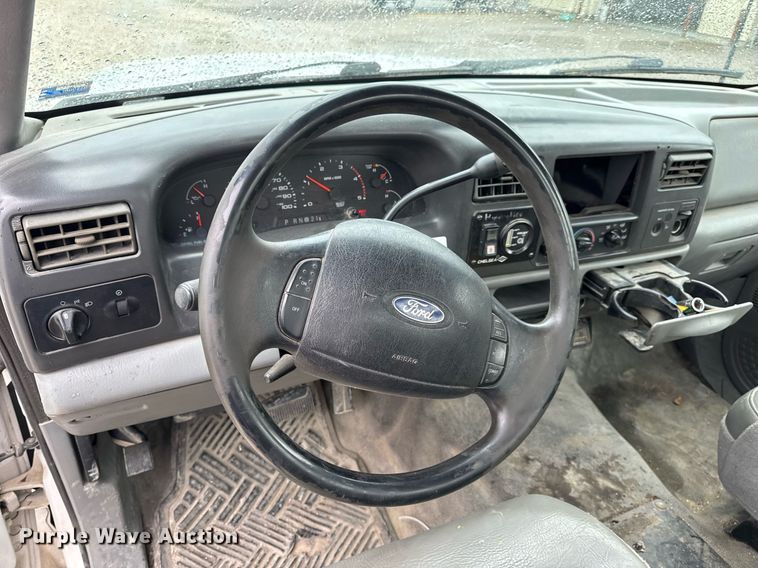 image for item DV4204 2002 Ford F550 Super Duty XL bucket truck