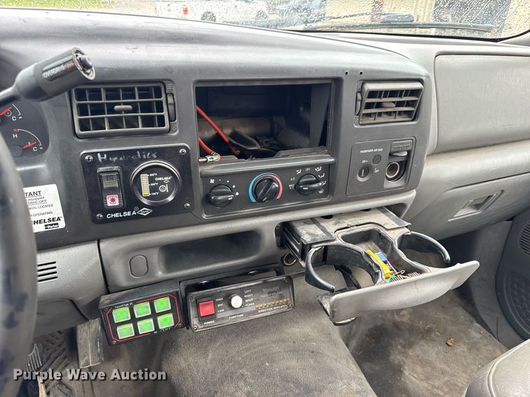 image for item DV4204 2002 Ford F550 Super Duty XL bucket truck