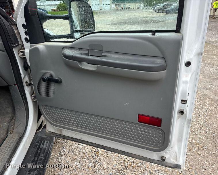 image for item DV4204 2002 Ford F550 Super Duty XL bucket truck