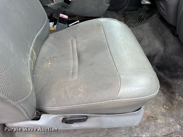 image for item DV4204 2002 Ford F550 Super Duty XL bucket truck