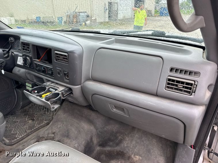 image for item DV4204 2002 Ford F550 Super Duty XL bucket truck