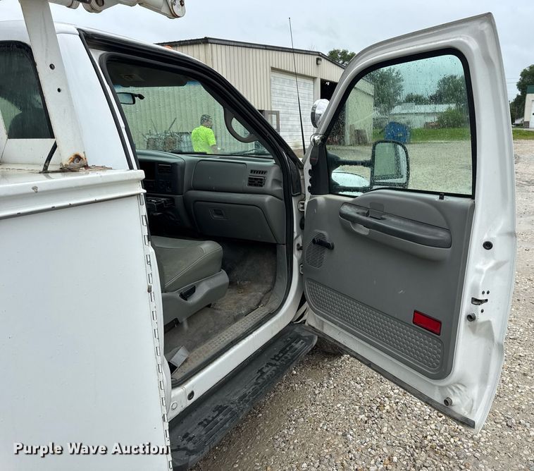 image for item DV4204 2002 Ford F550 Super Duty XL bucket truck