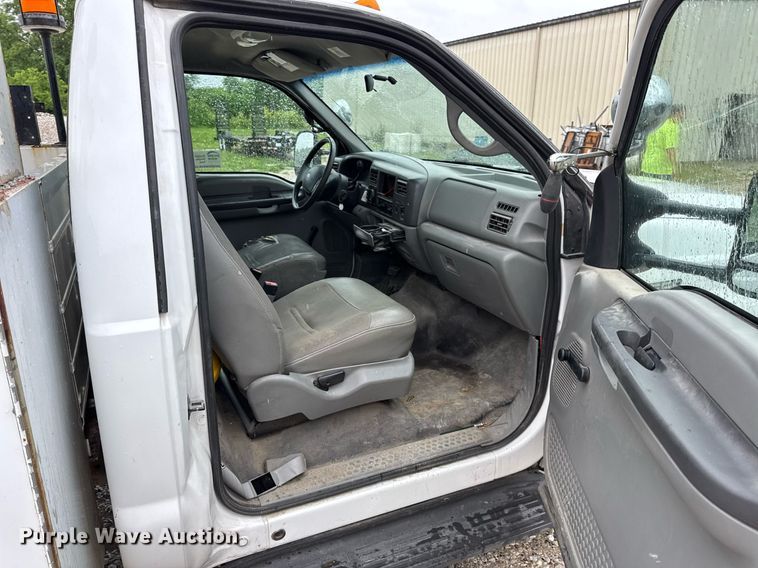 image for item DV4204 2002 Ford F550 Super Duty XL bucket truck