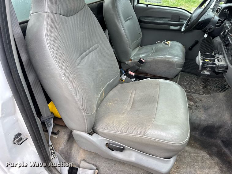 image for item DV4204 2002 Ford F550 Super Duty XL bucket truck