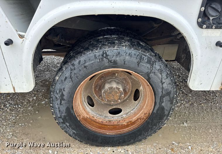 image for item DV4204 2002 Ford F550 Super Duty XL bucket truck