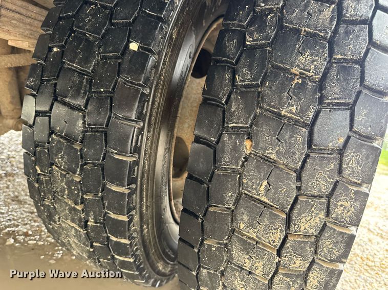 image for item DV4204 2002 Ford F550 Super Duty XL bucket truck