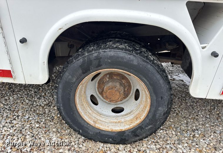 image for item DV4204 2002 Ford F550 Super Duty XL bucket truck