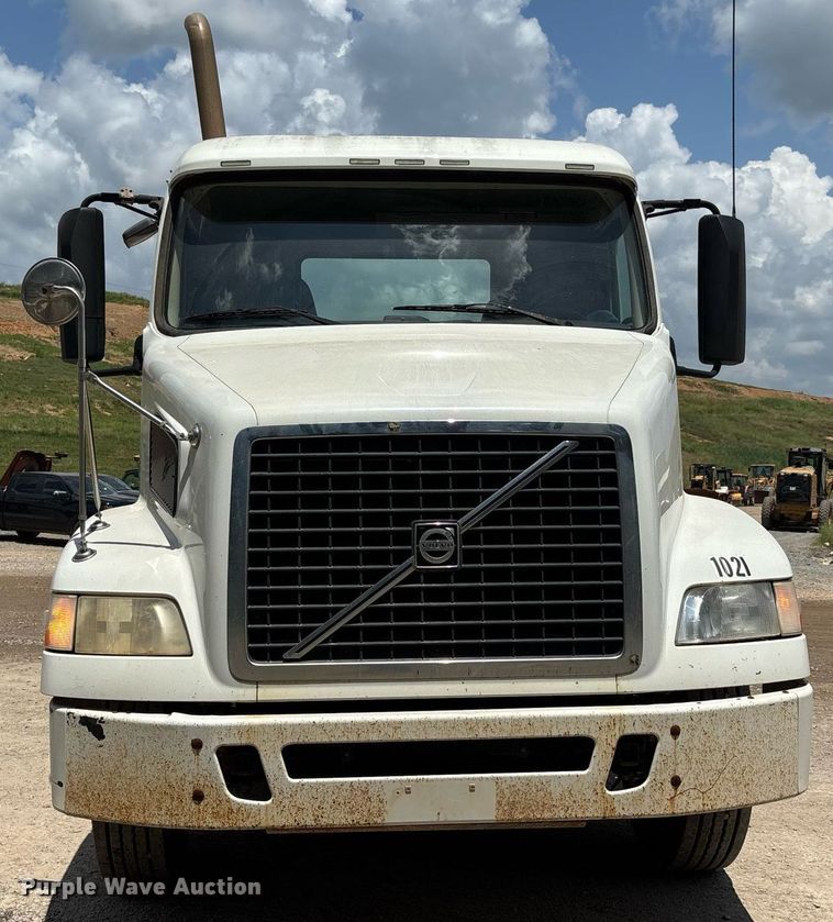 image for item DW7092 2013 Volvo VNM semi truck