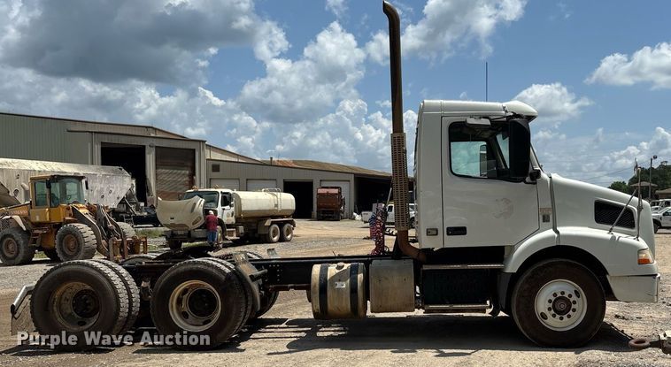 image for item DW7092 2013 Volvo VNM semi truck