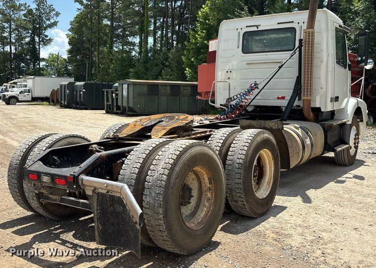 image for item DW7092 2013 Volvo VNM semi truck
