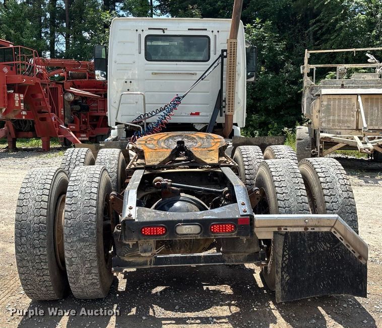 image for item DW7092 2013 Volvo VNM semi truck