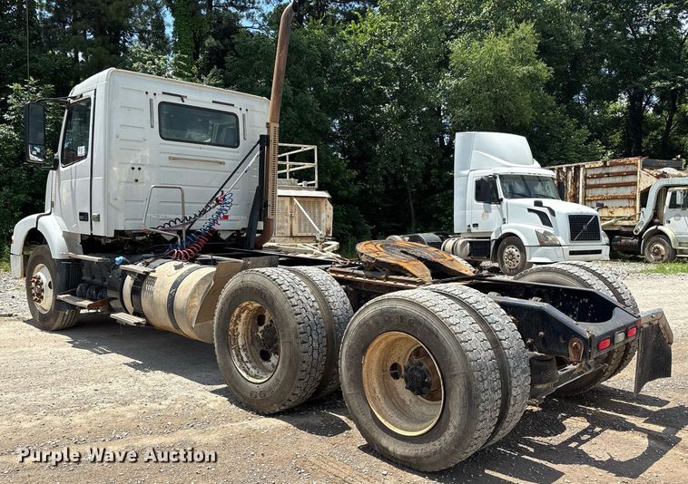 image for item DW7092 2013 Volvo VNM semi truck