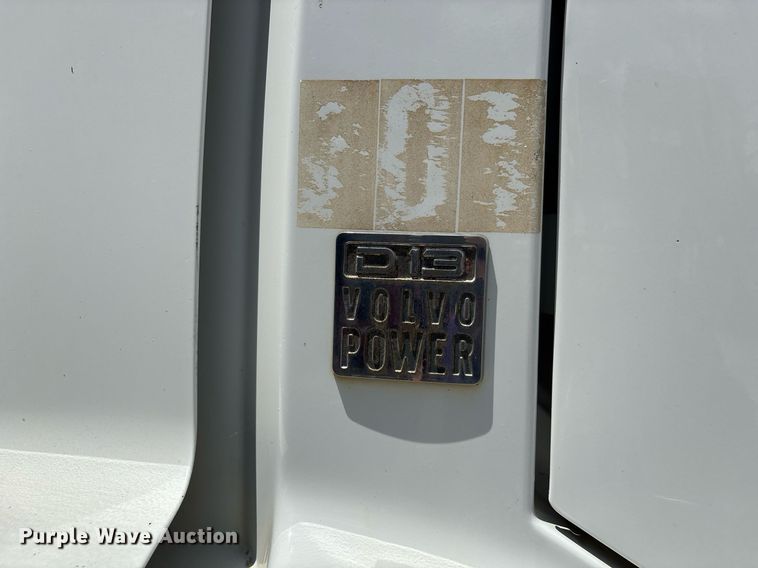 image for item DW7092 2013 Volvo VNM semi truck