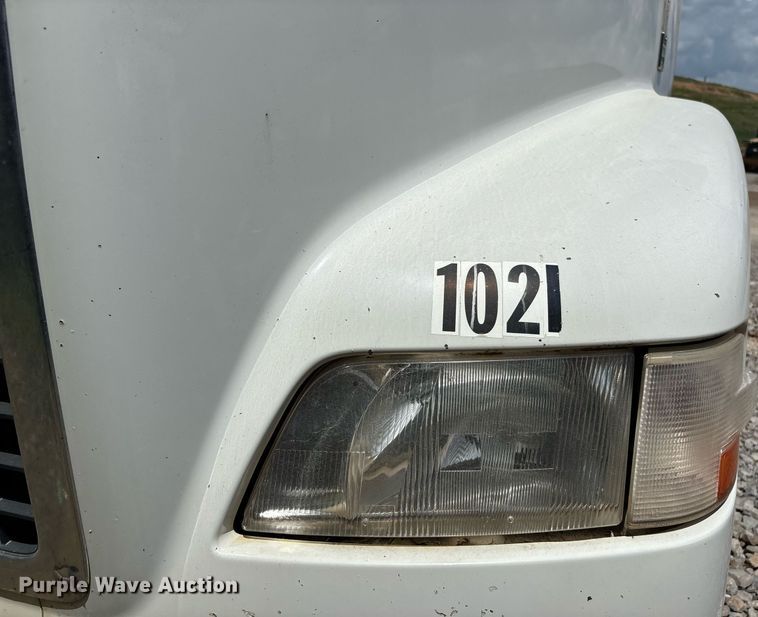 image for item DW7092 2013 Volvo VNM semi truck