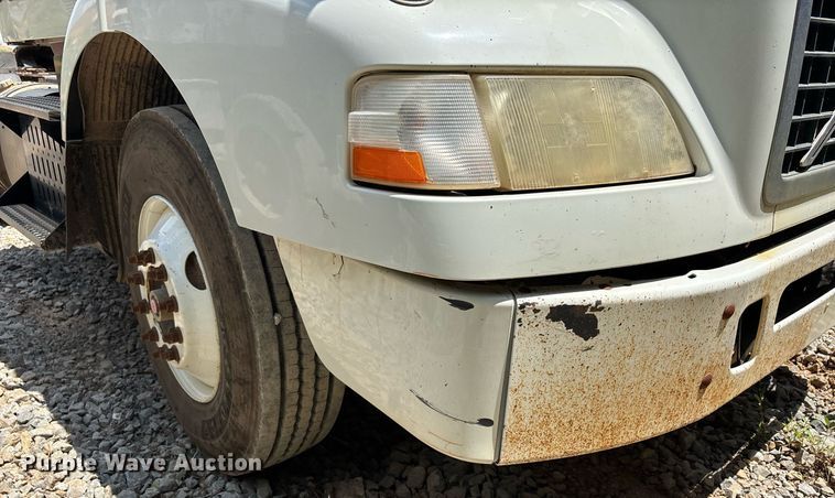 image for item DW7092 2013 Volvo VNM semi truck